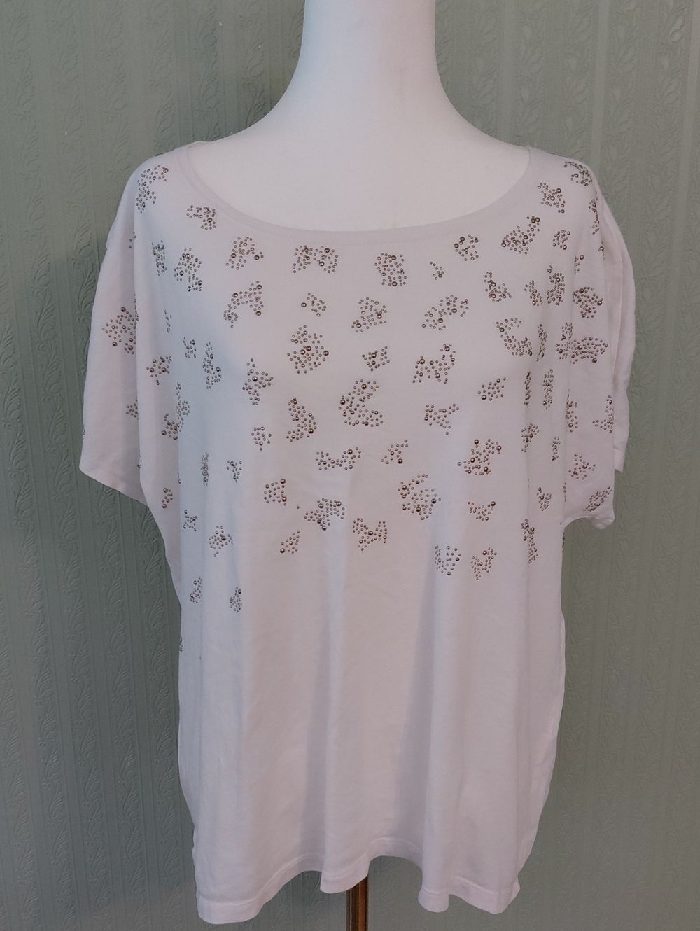 CHICOS White Short-Sleeve Tee with Gold Stud Accents Size 3 Baggy Comfy